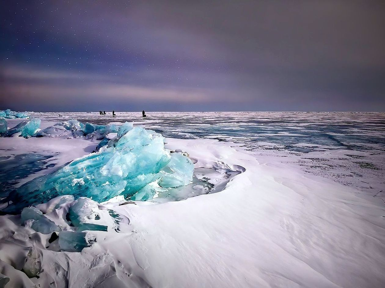 Una cabaña reflejada en hielo al amanecer
